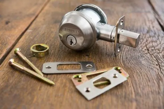 Real locksmith work on a lock and key job
